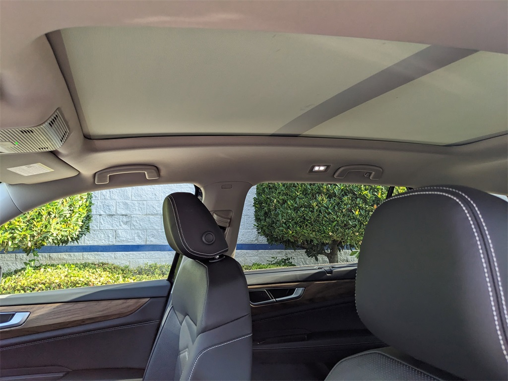 Vehicle image 13 of 26