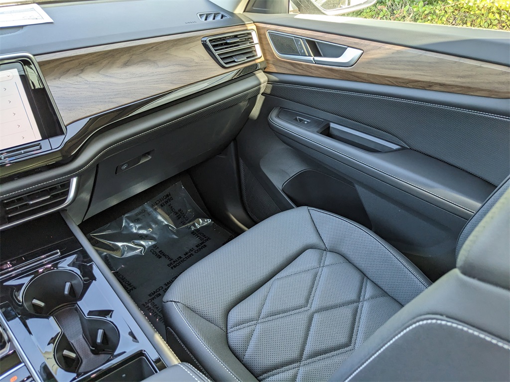 Vehicle image 21 of 26