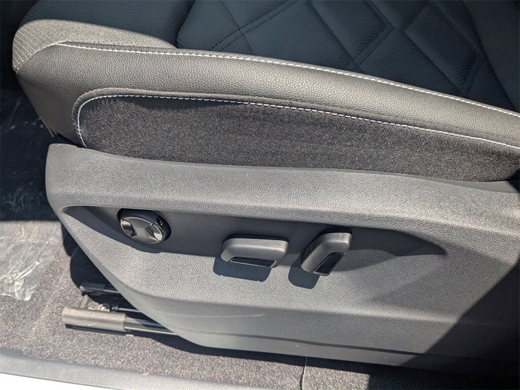 Vehicle image 21 of 35