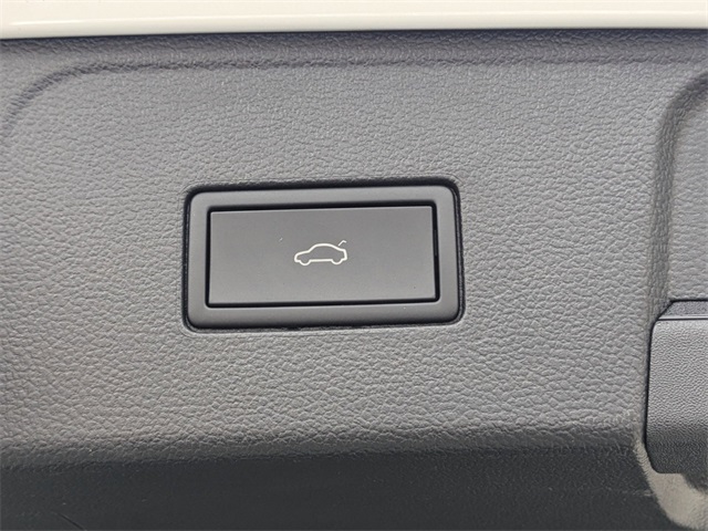 Vehicle image 13 of 31