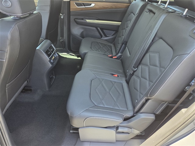 2025 Volkswagen Atlas 2.0T SE Technology Image 6 of 14