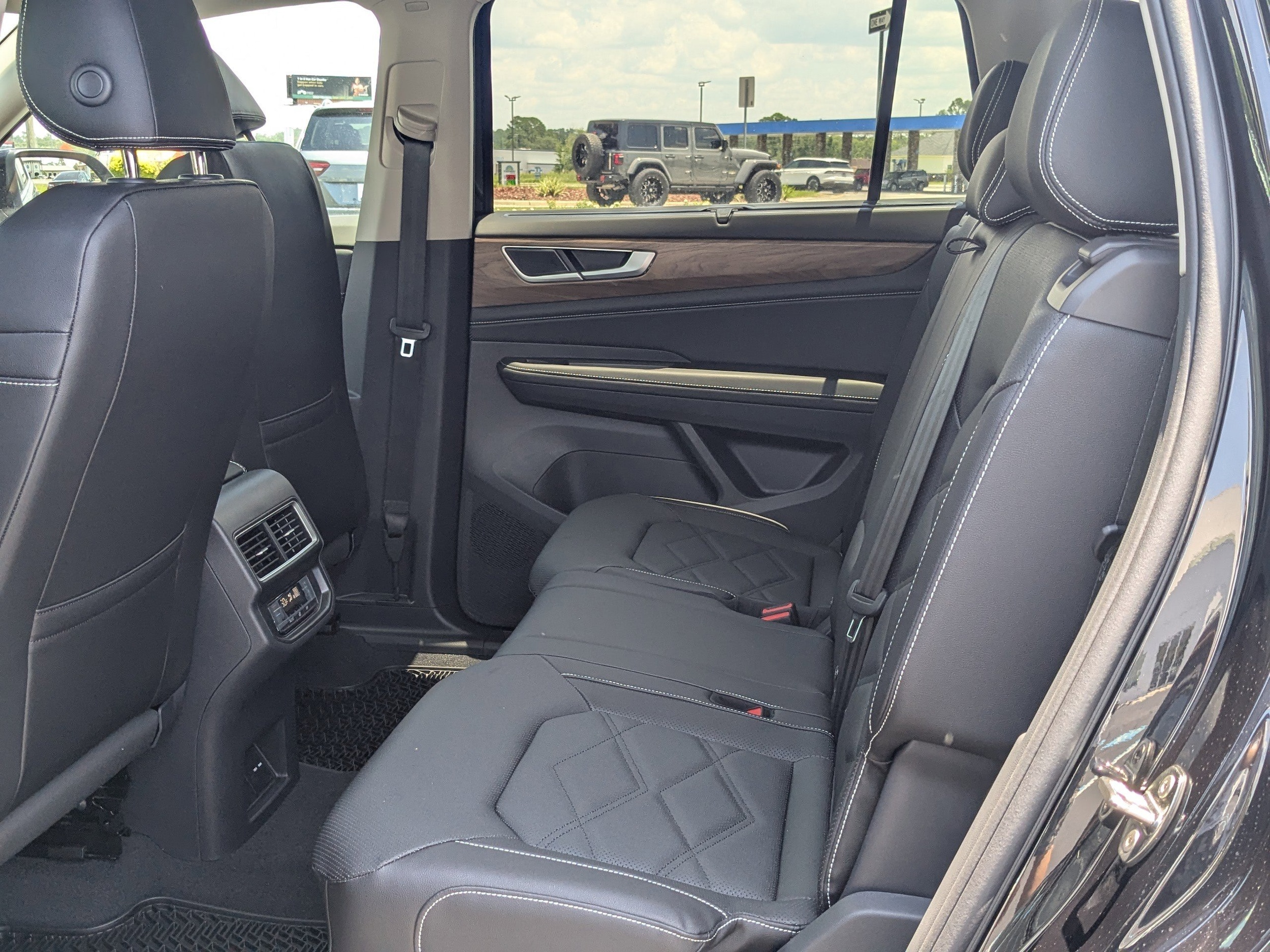 Vehicle image 16 of 36
