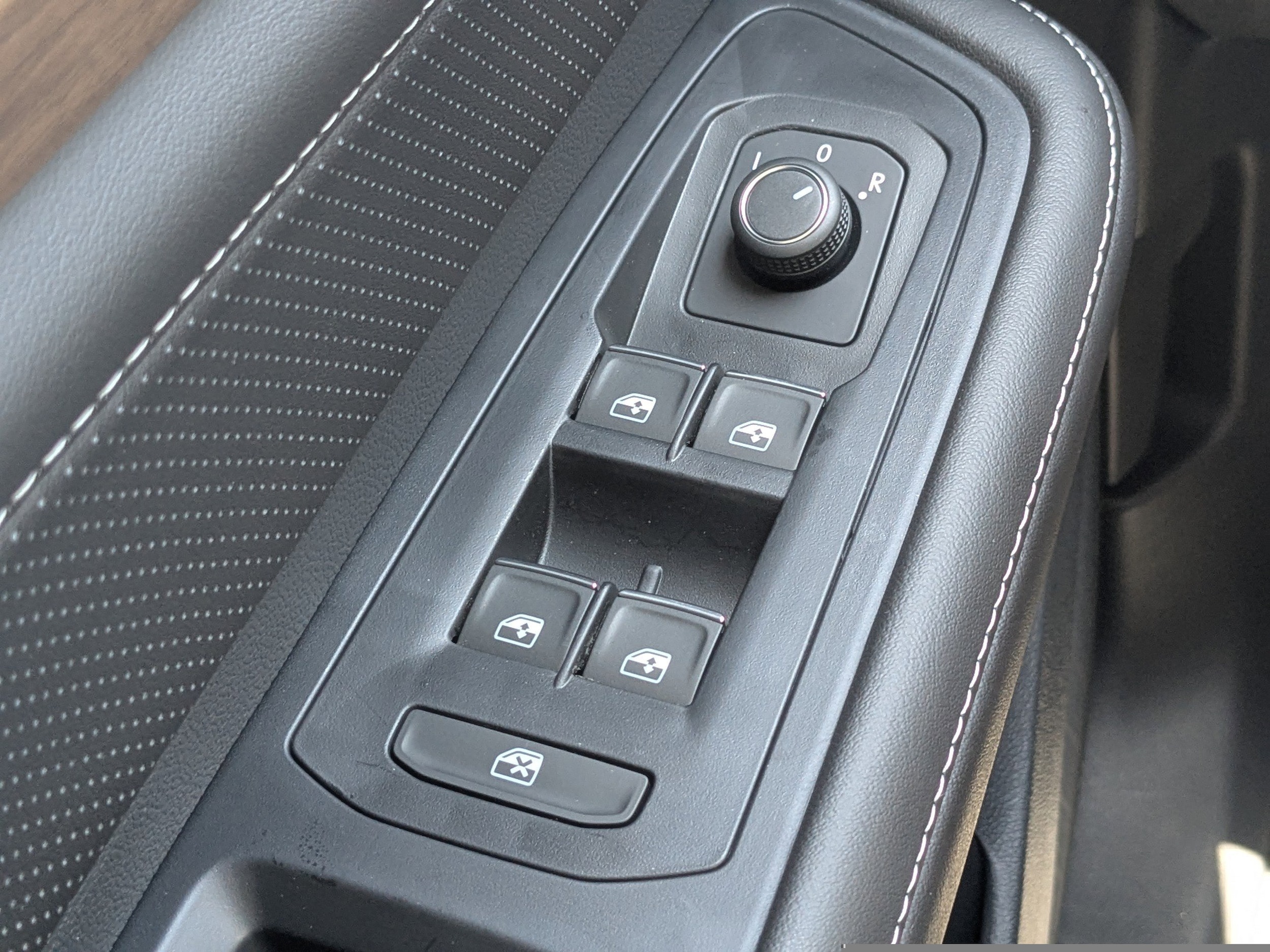 Vehicle image 27 of 36