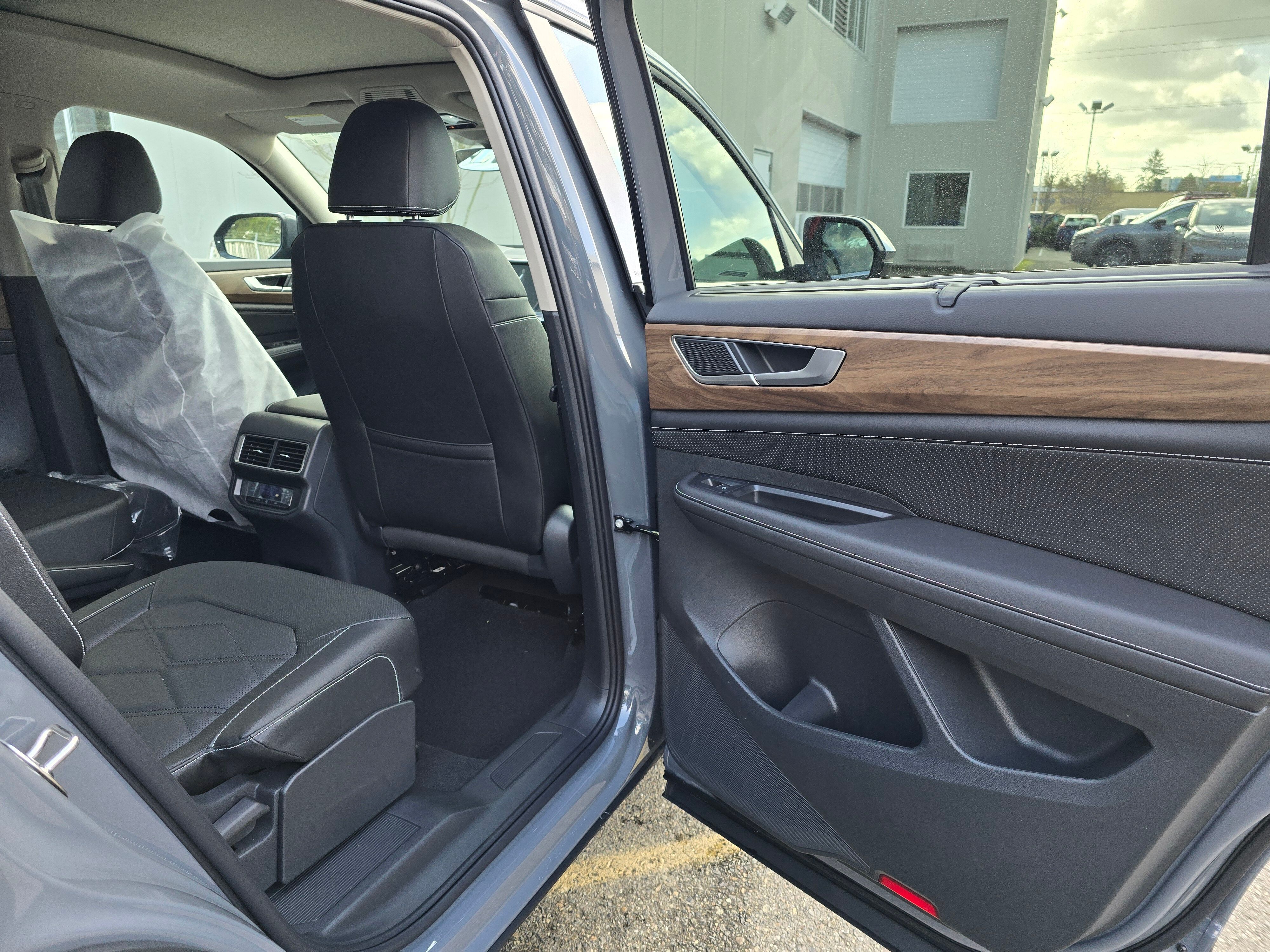 Vehicle image 33 of 42