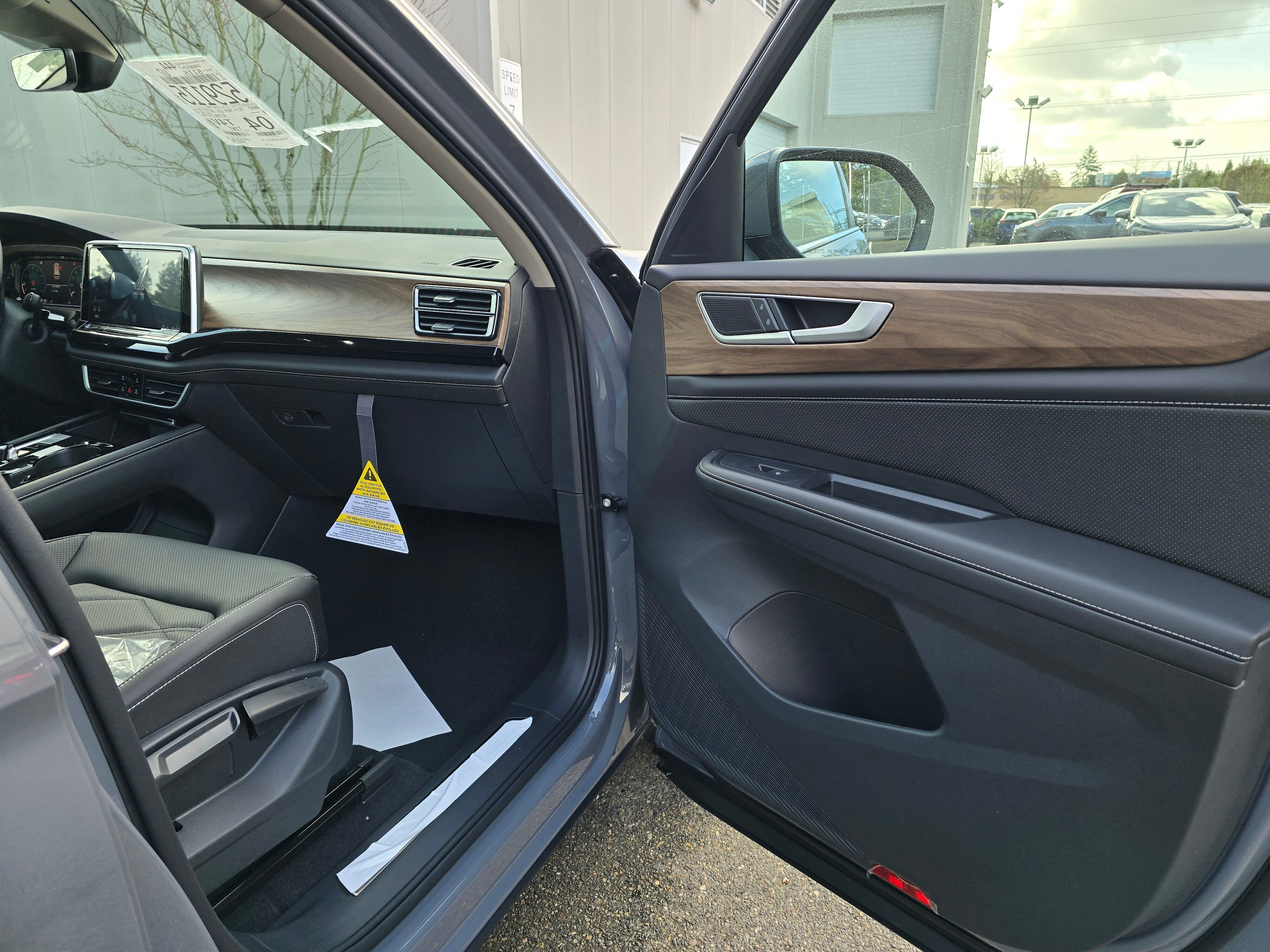 Vehicle image 30 of 42