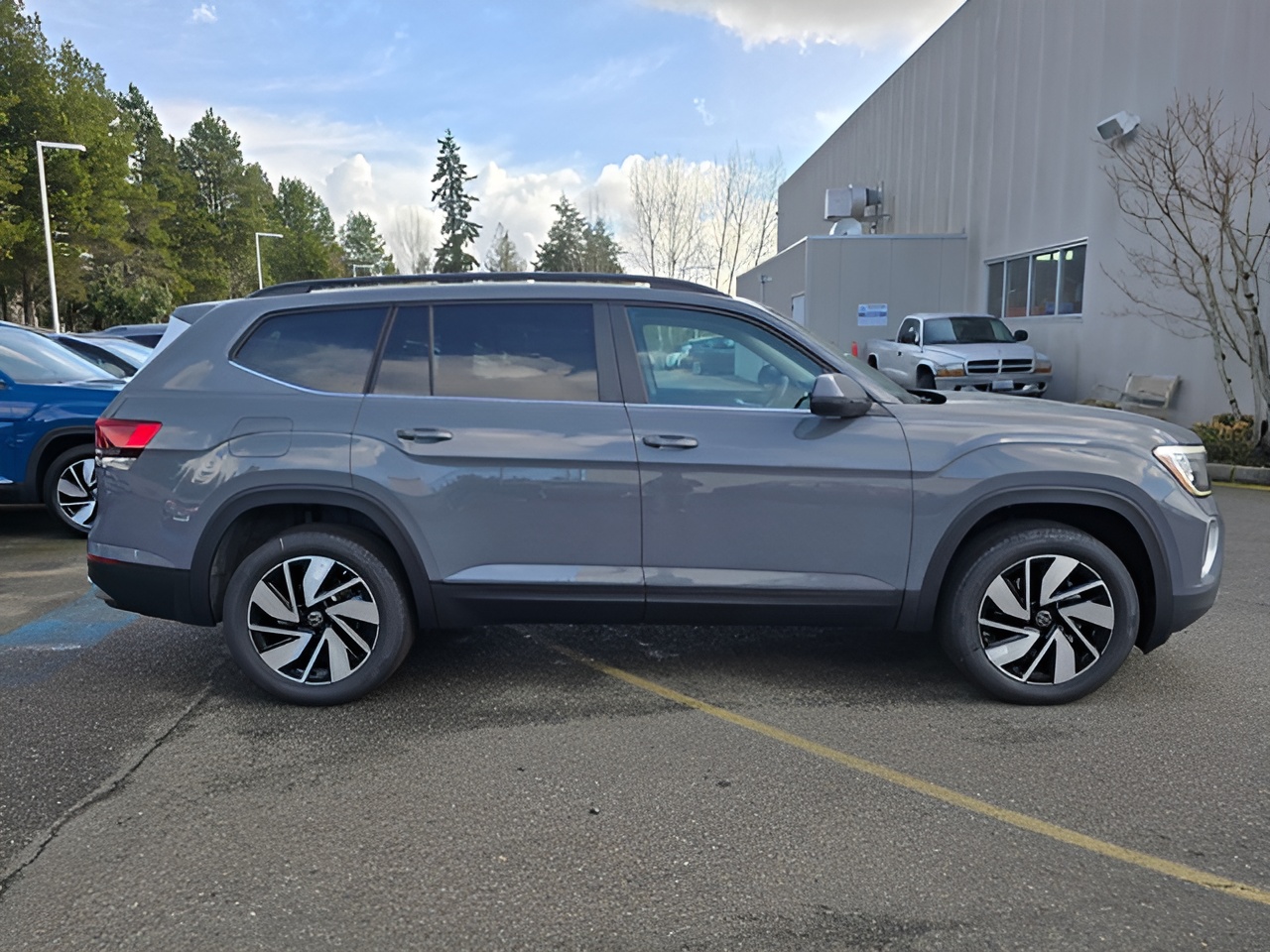 Vehicle image 38 of 42