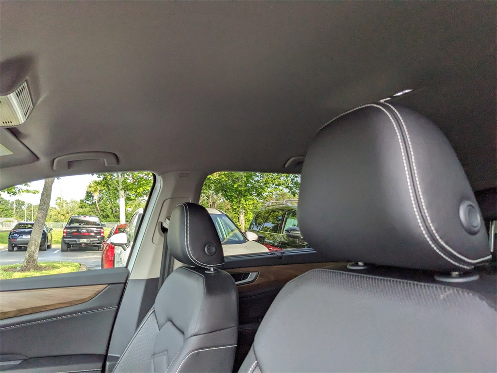 Vehicle image 11 of 25