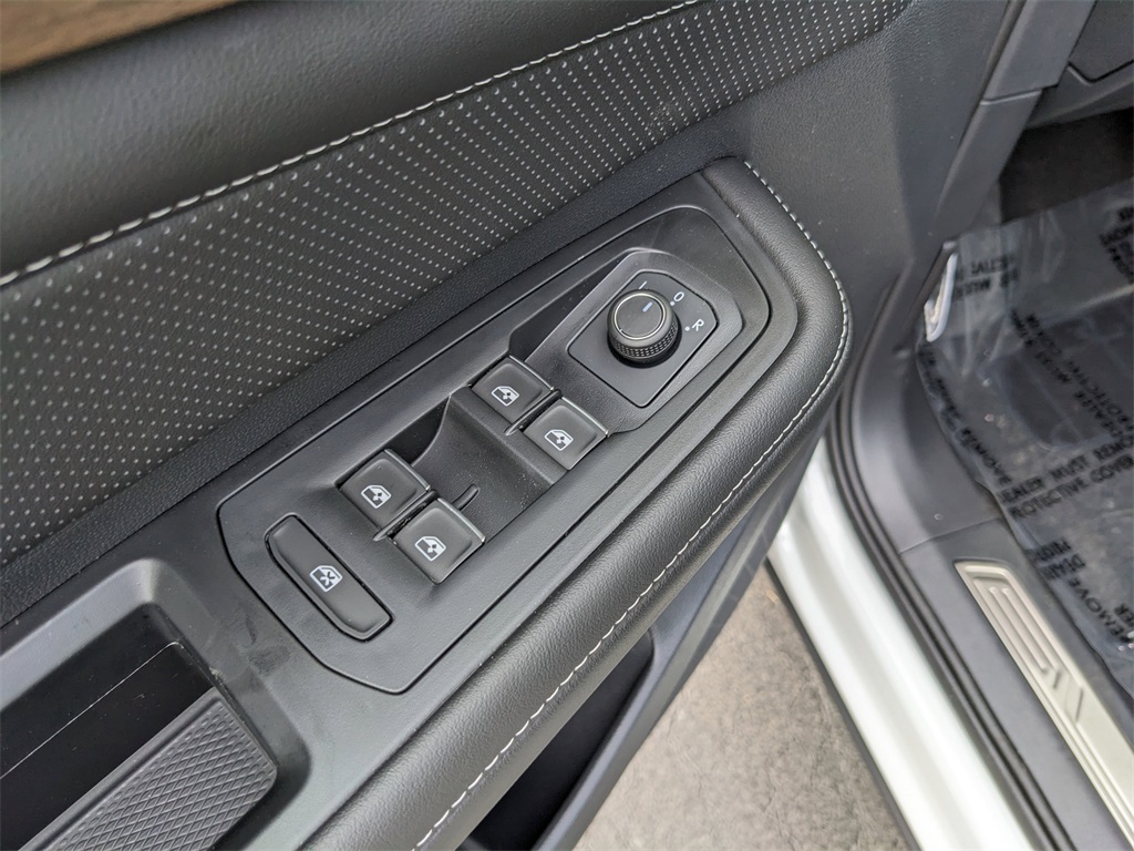 Vehicle image 23 of 25