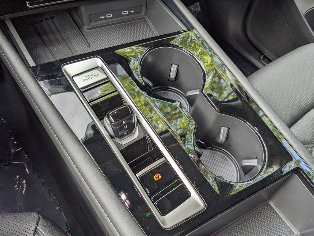 Vehicle image 18 of 25