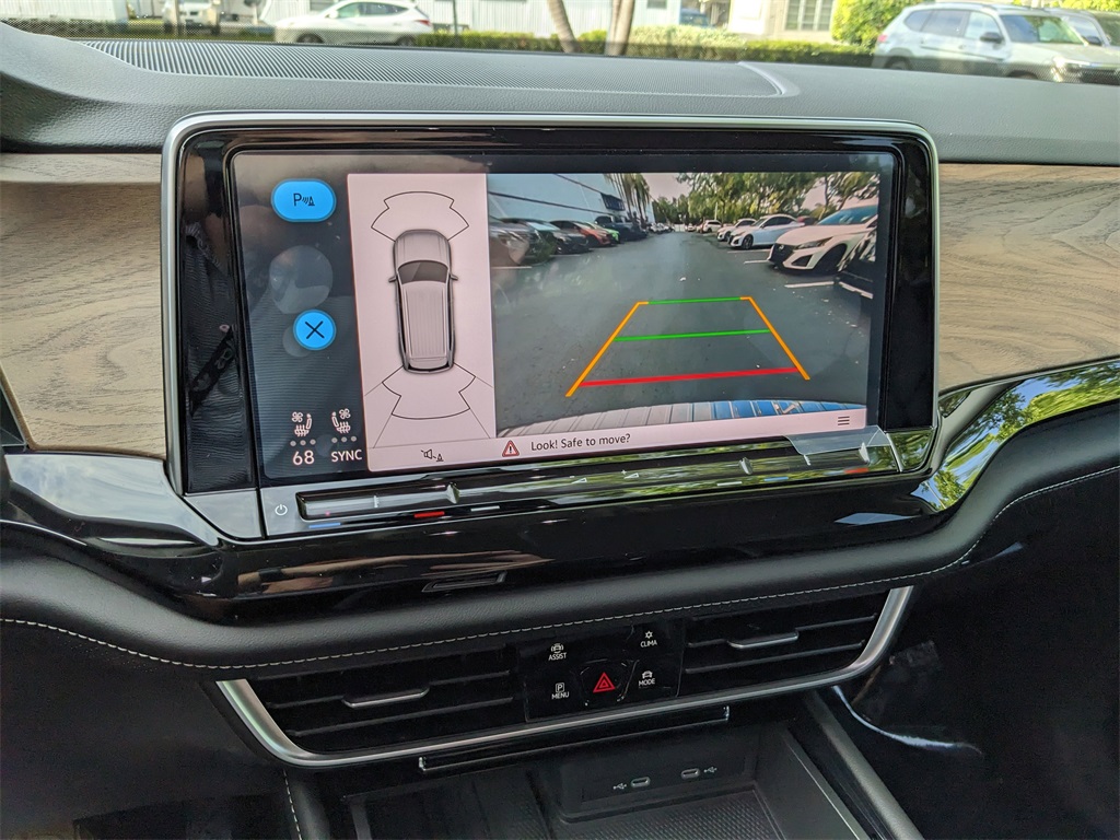 Vehicle image 17 of 25
