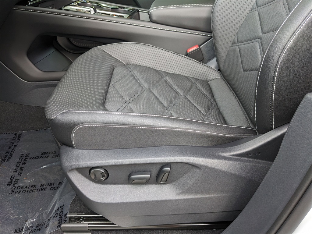Vehicle image 22 of 25