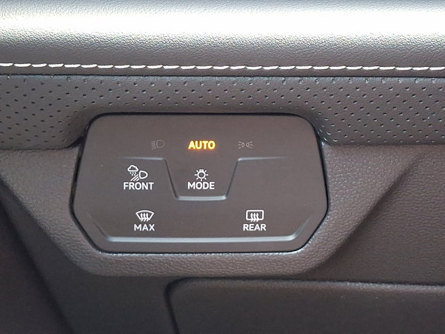 Vehicle image 14 of 18