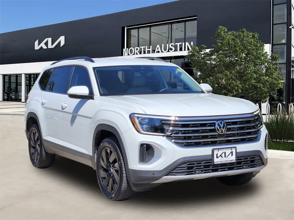 2025 Volkswagen Atlas 2.0T SE Technology Image 2 of 32