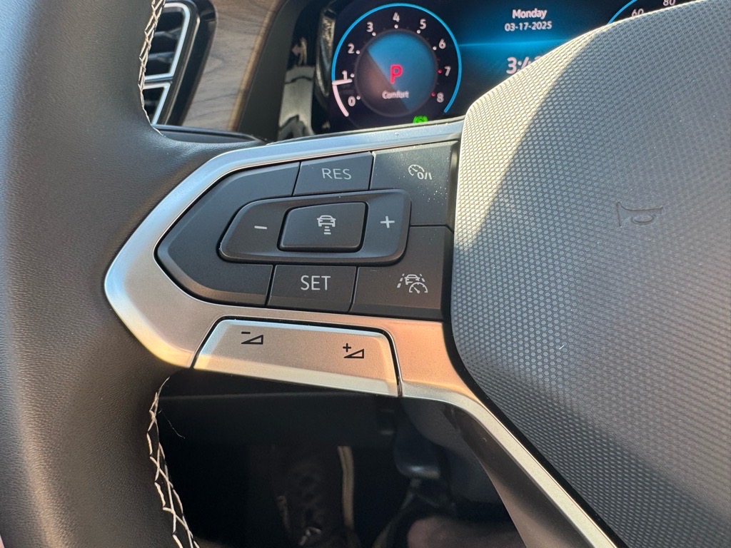 Vehicle image 25 of 35