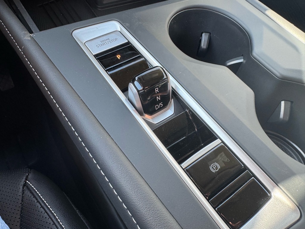 Vehicle image 33 of 35