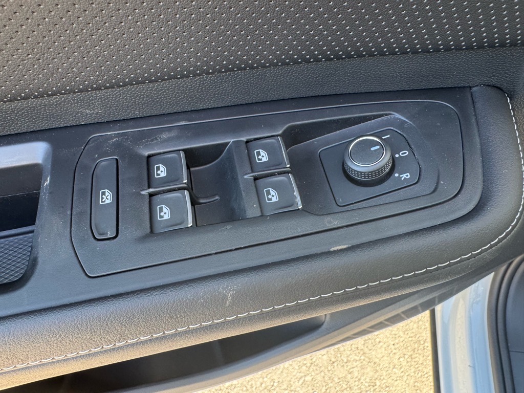 Vehicle image 21 of 35