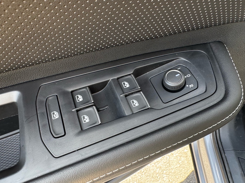 Vehicle image 22 of 36