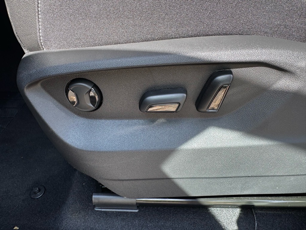 Vehicle image 23 of 36