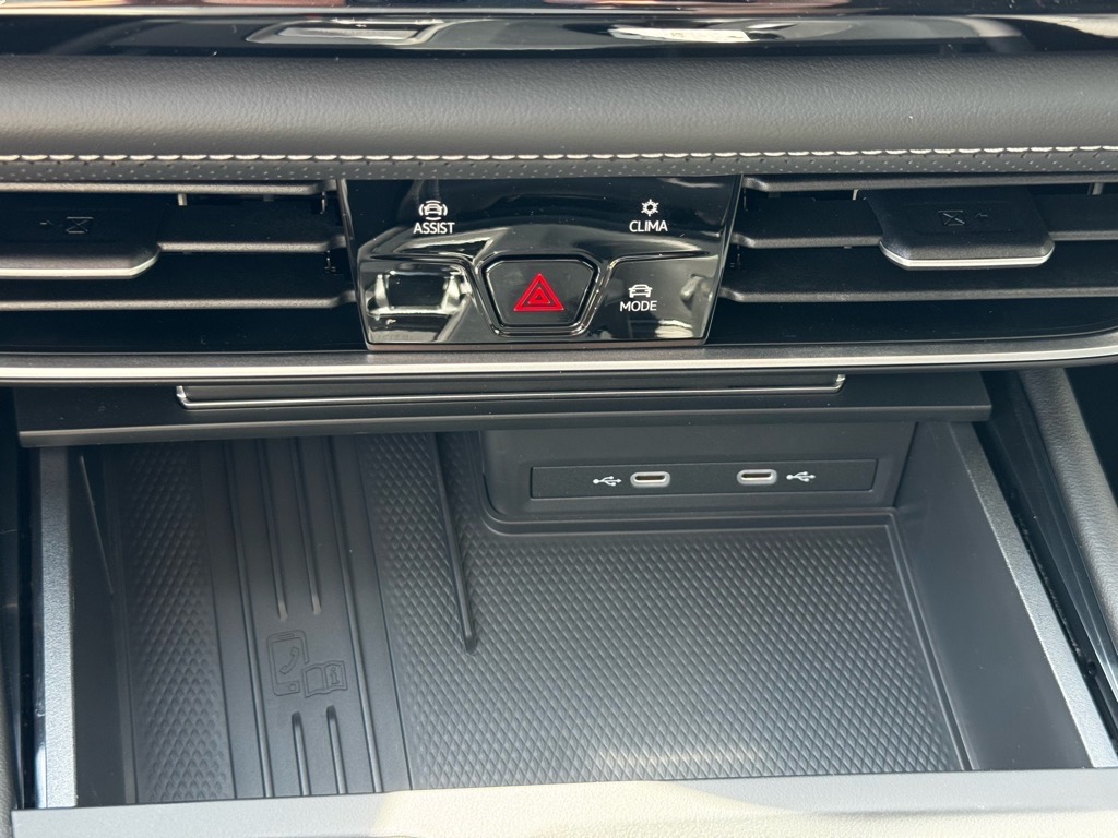 Vehicle image 33 of 36