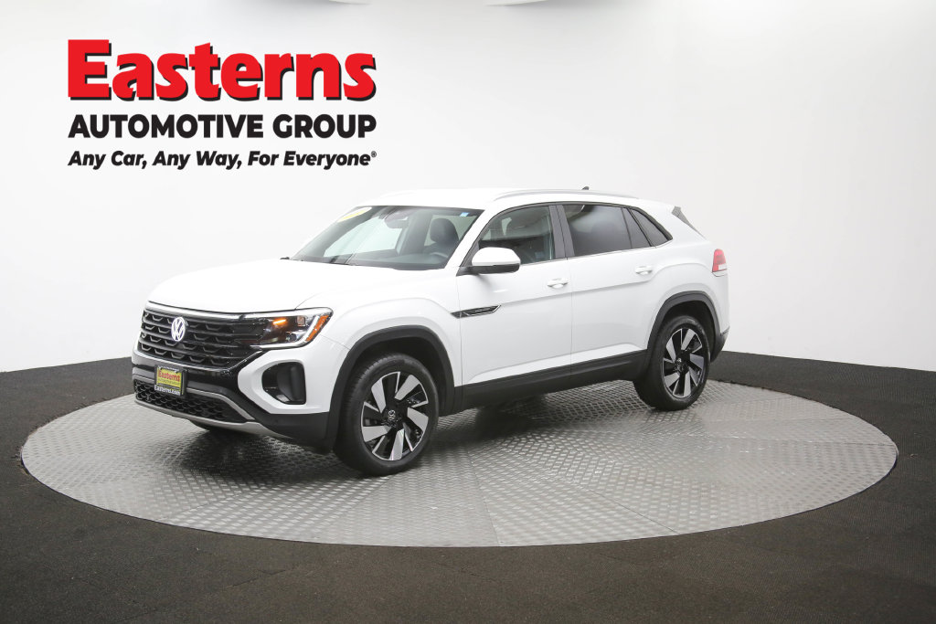 2025 Volkswagen Atlas Cross Sport 2.0T SE Technology Image 2 of 65