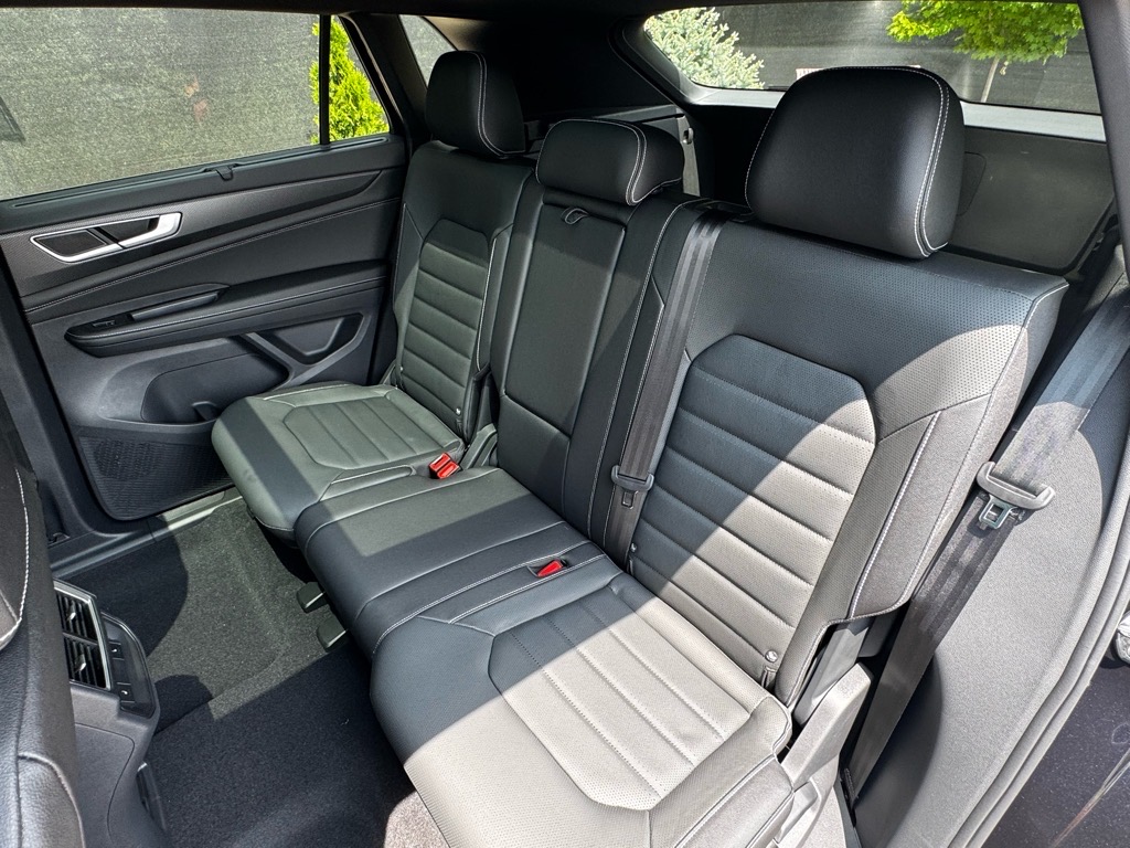 Vehicle image 18 of 42