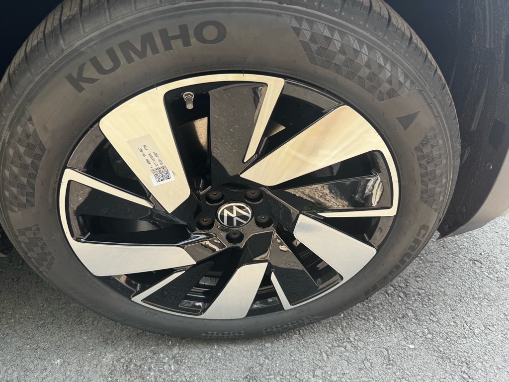 Vehicle image 10 of 42