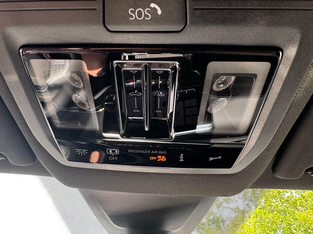 Vehicle image 33 of 42