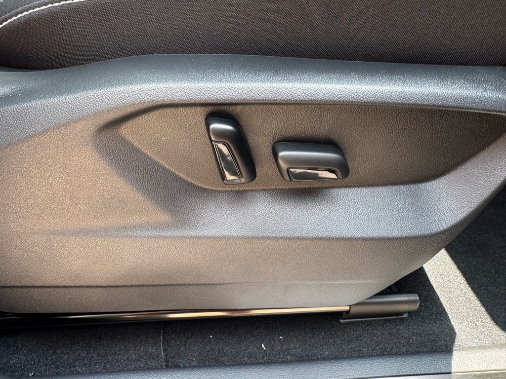 Vehicle image 41 of 42