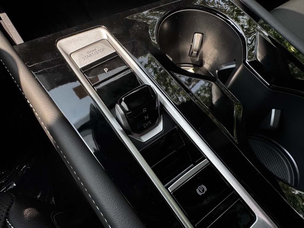 Vehicle image 32 of 42