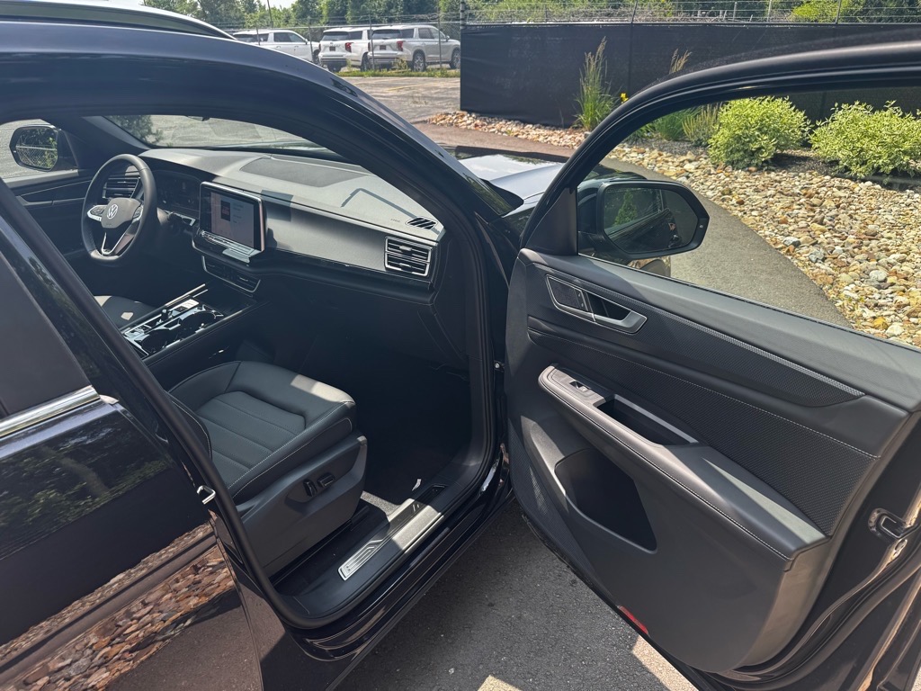 Vehicle image 22 of 42