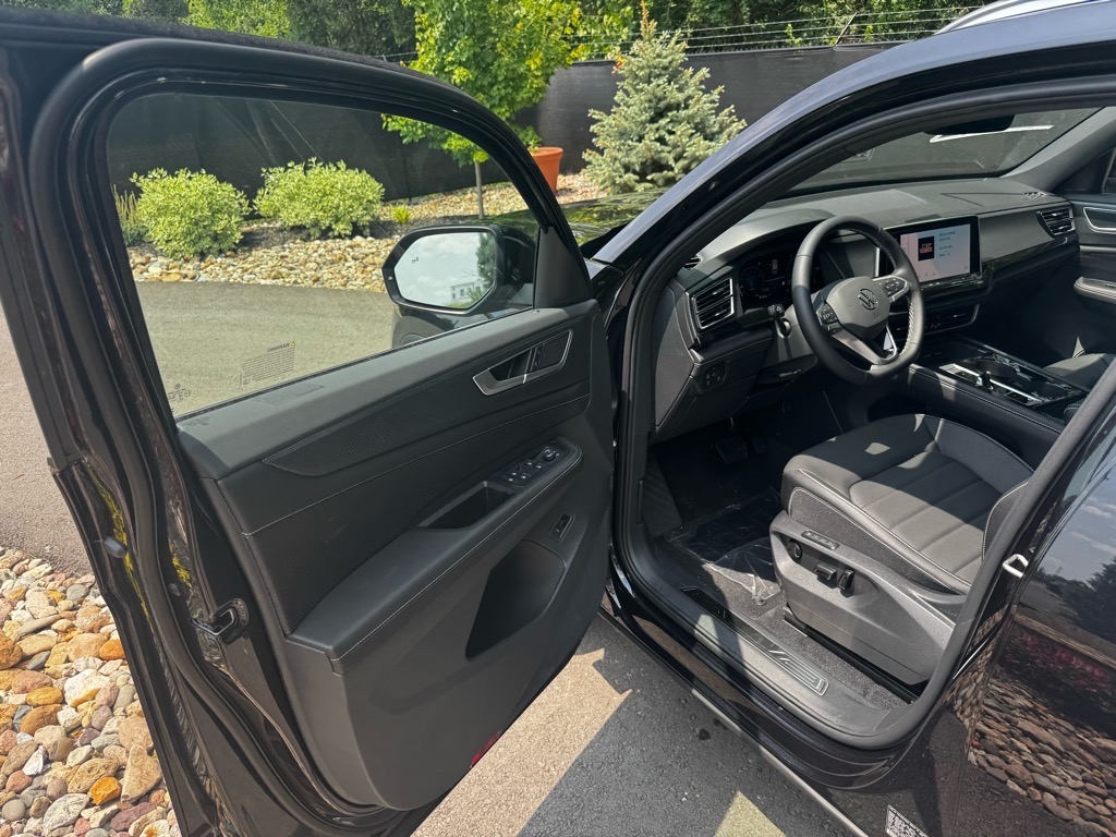 Vehicle image 24 of 42