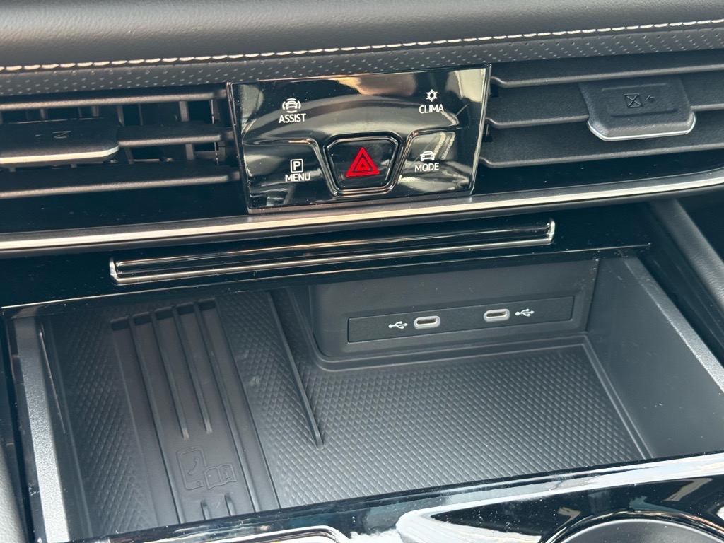 Vehicle image 37 of 42