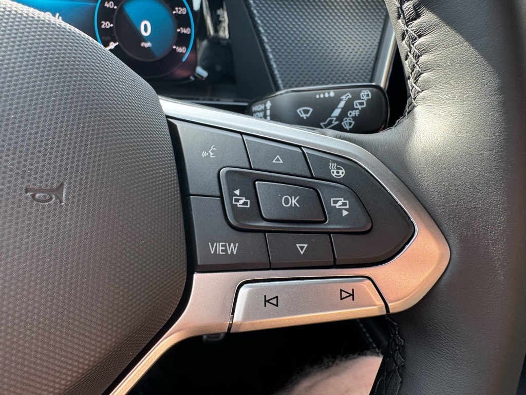 Vehicle image 31 of 42