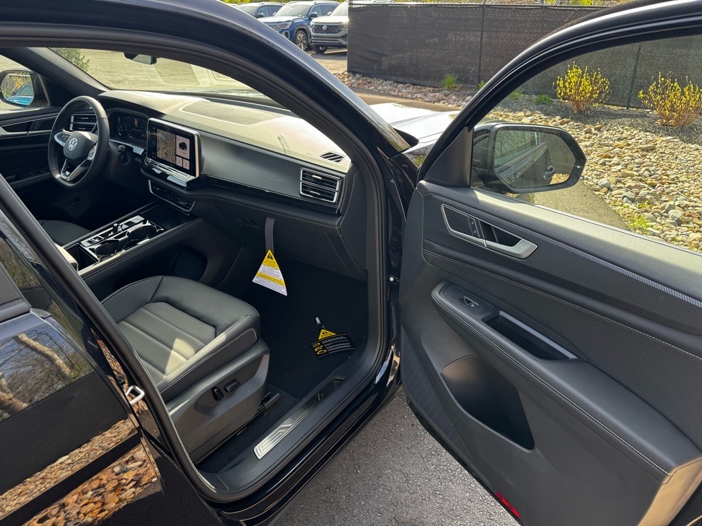 Vehicle image 11 of 42
