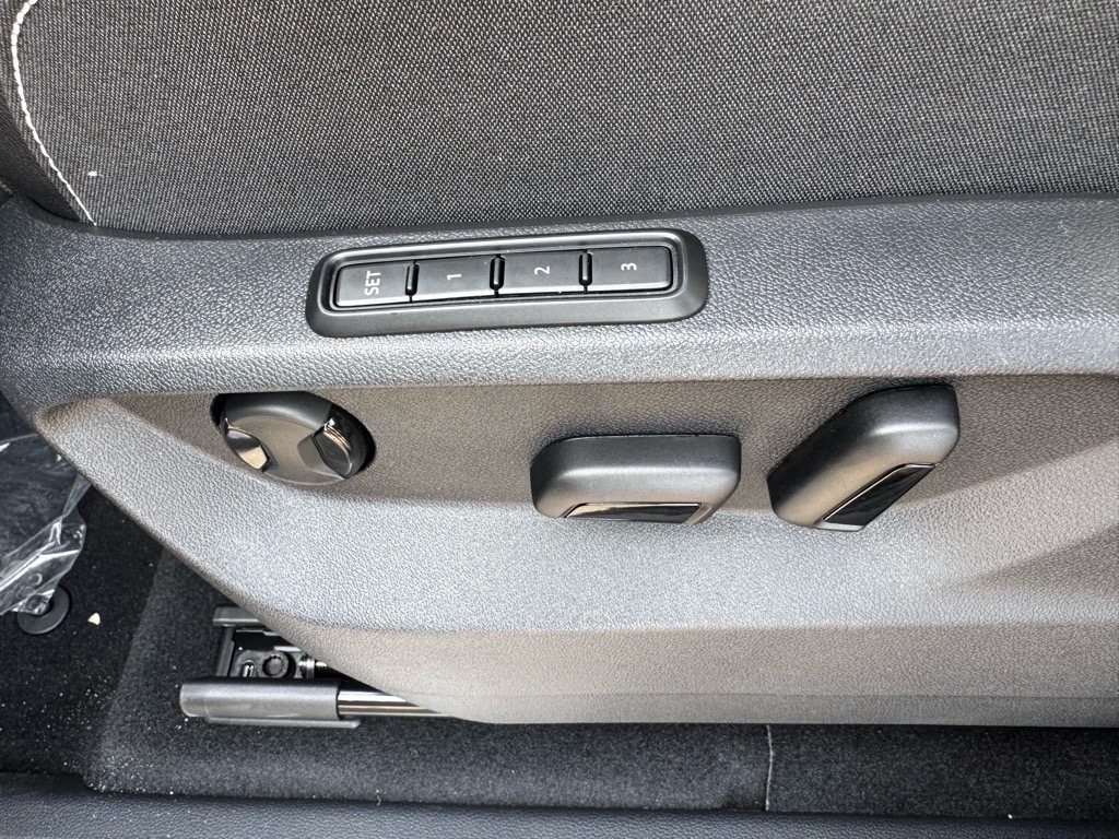 Vehicle image 27 of 42