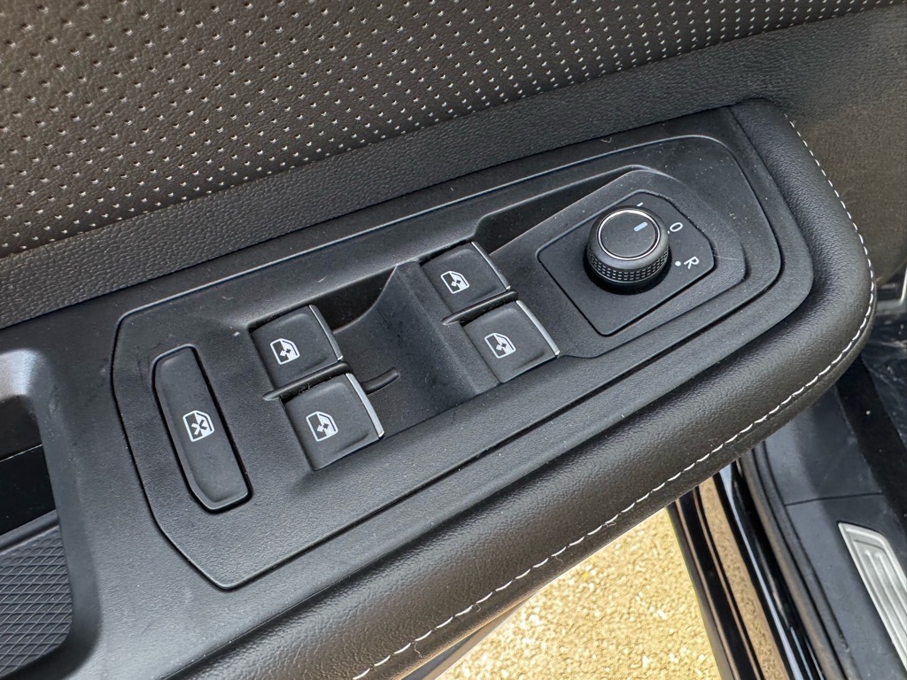 Vehicle image 26 of 42