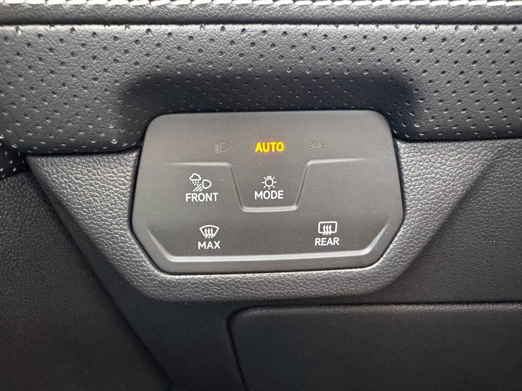 Vehicle image 28 of 42