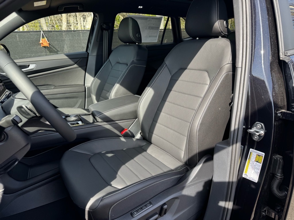 Vehicle image 25 of 42