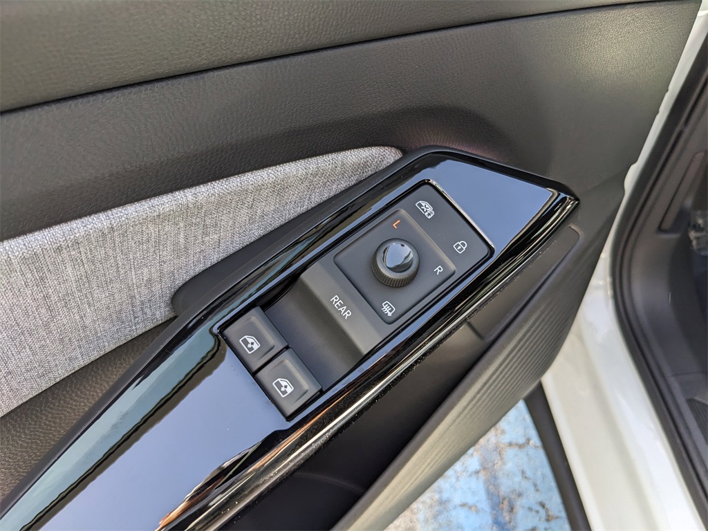Vehicle image 23 of 29