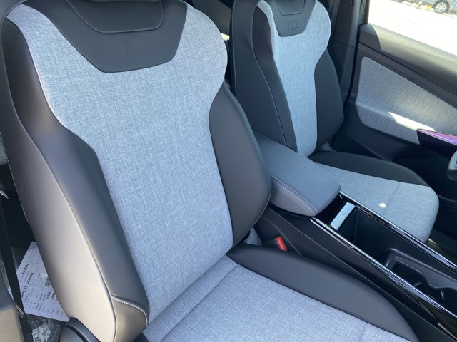 Vehicle image 8 of 17