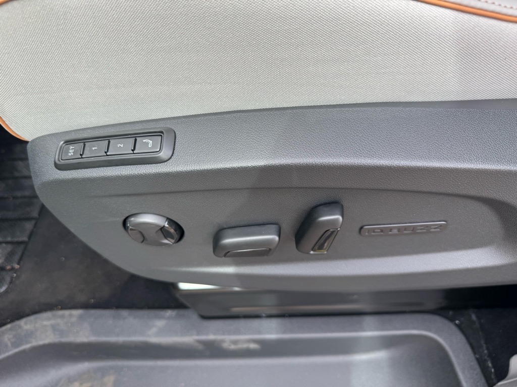 Vehicle image 29 of 47