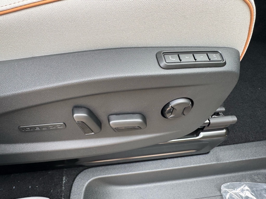 Vehicle image 13 of 47