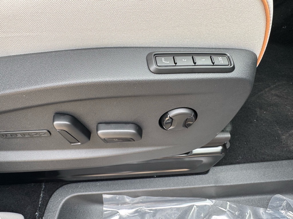 Vehicle image 13 of 46