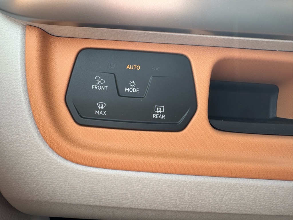 Vehicle image 30 of 46