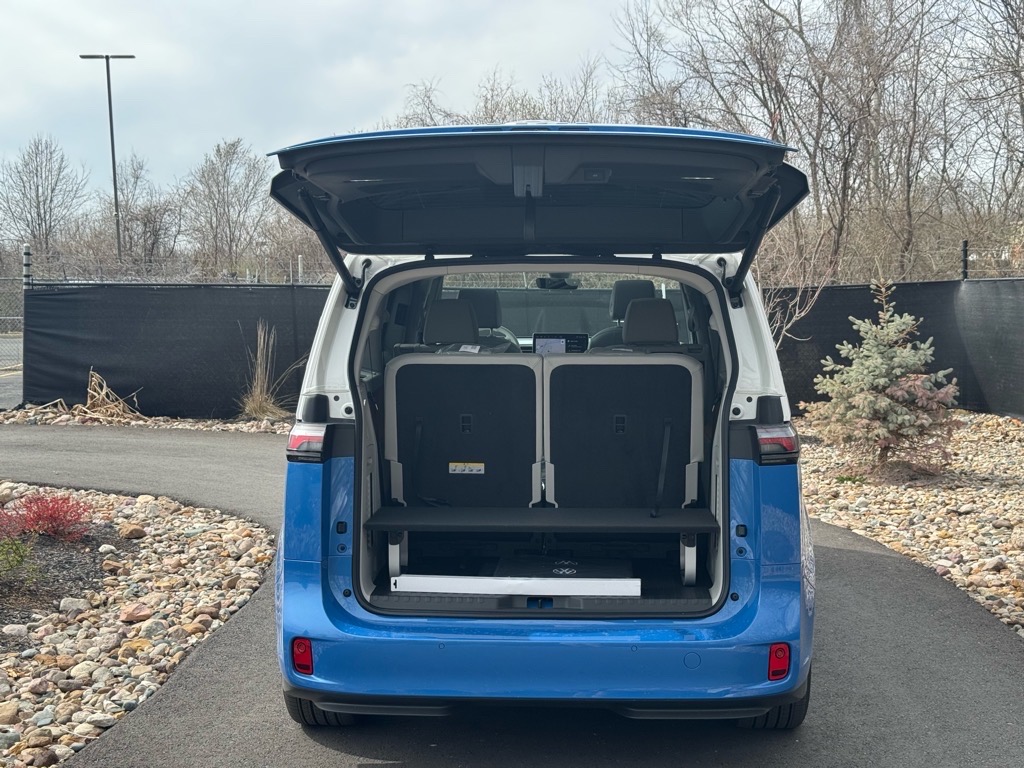 Vehicle image 17 of 46