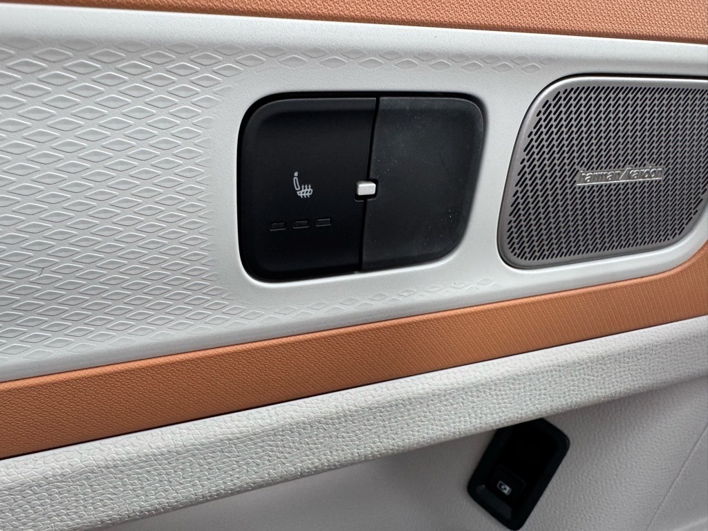 Vehicle image 21 of 46