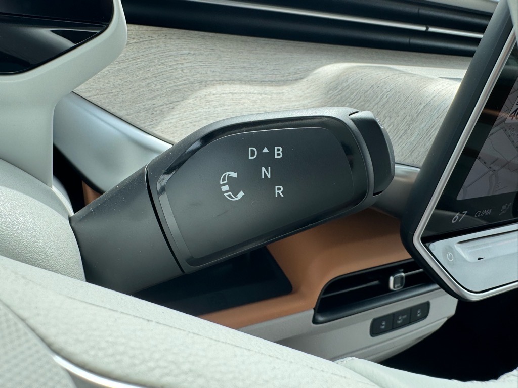 Vehicle image 34 of 46