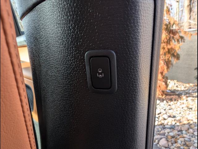 Vehicle image 21 of 58