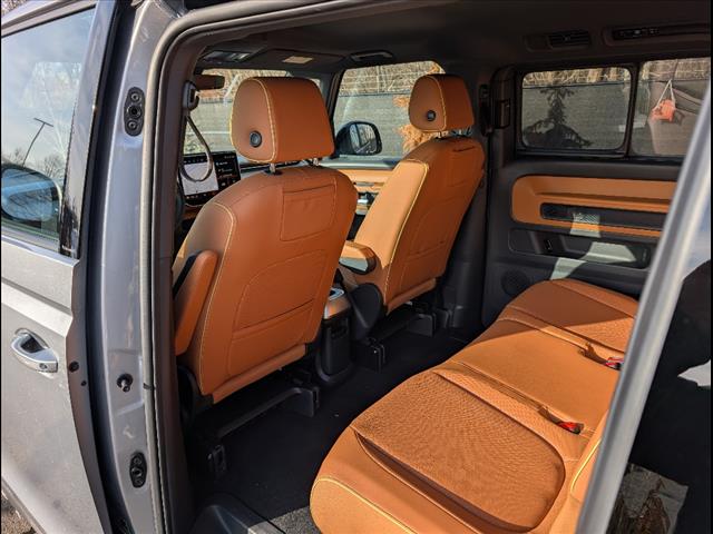 Vehicle image 33 of 58