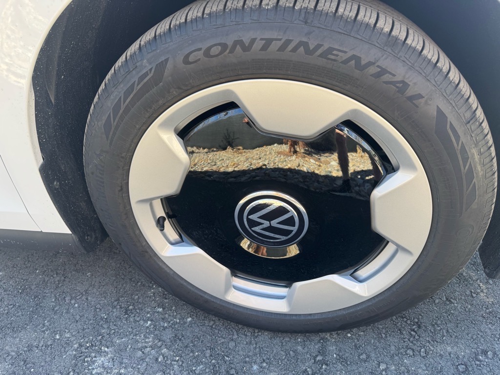 Vehicle image 9 of 47